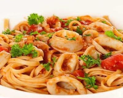 Cùng Vào Bếp Với Món Pasta Xào Mực Sốt Cà Chua